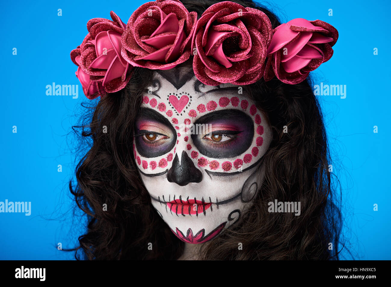 Trucco sulla donna faccia del Messico cranio blu isolato Foto Stock