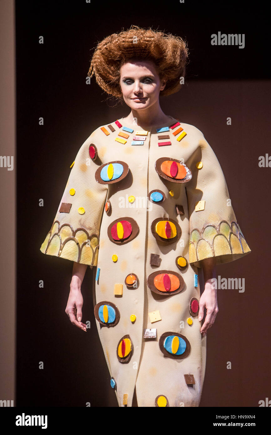 Milano, Italia. 09Feb, 2017. Il cioccolato Fashion Show al Salon du Chocolat 2017, il più importante evento circa il cioccolato nel mondo. Credito: Mairo Cinquetti/Pacific Press/Alamy Live News Foto Stock