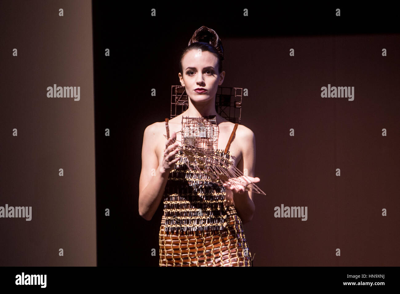 Milano, Italia. 09Feb, 2017. Il cioccolato Fashion Show al Salon du Chocolat 2017, il più importante evento circa il cioccolato nel mondo. Credito: Mairo Cinquetti/Pacific Press/Alamy Live News Foto Stock