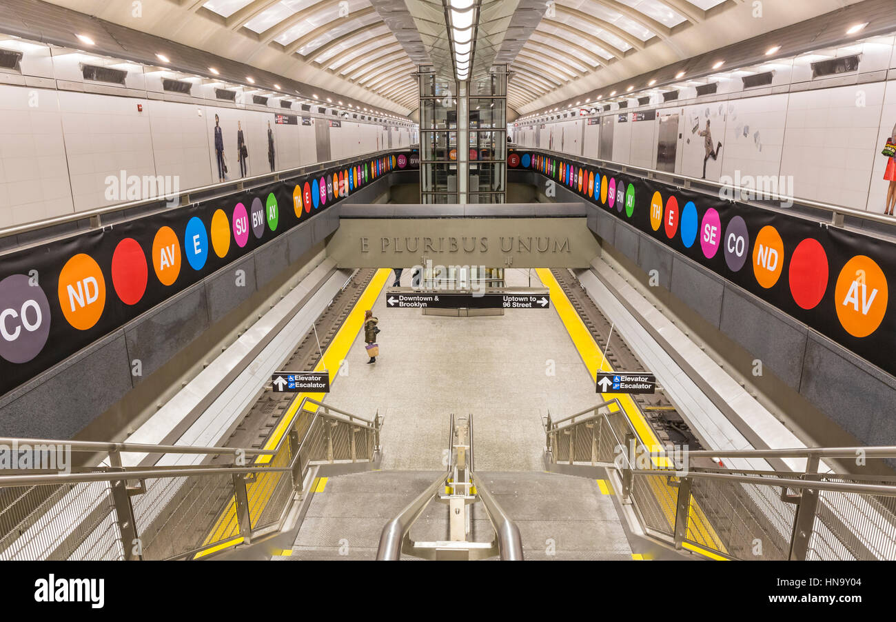 Febbraio 5, 2017: una scala che conduce alla nuova strada 72Q piattaforma del treno sulla Seconda Avenue linea metropolitana, New York. Foto Stock