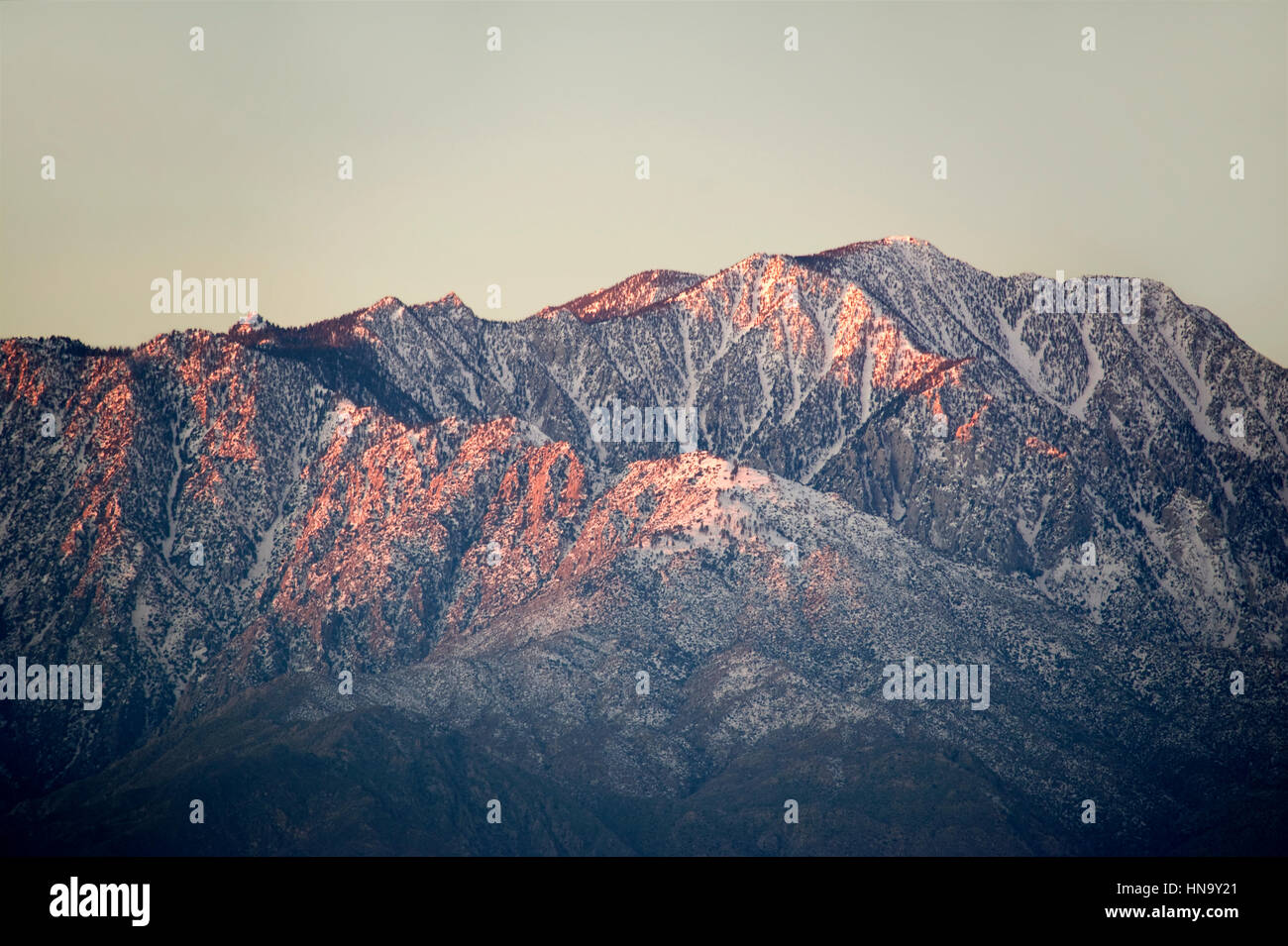 Montagne coperte di neve all'alba vicino a Palm Springs, CA Foto Stock