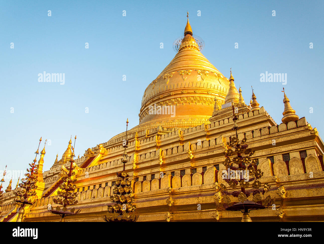 Golden Pagoda di Shwezigon prima del tramonto, Bagan Foto Stock
