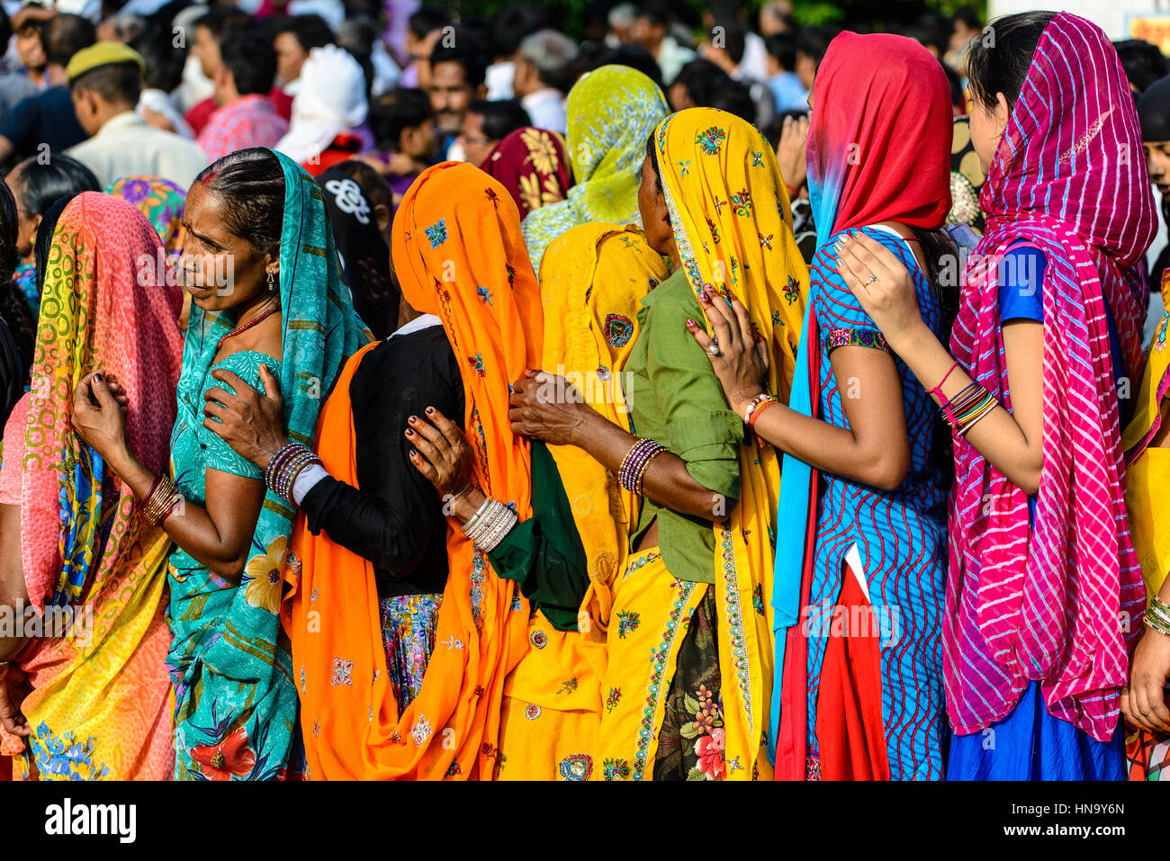 MATHURA, INDIA - Agosto 17, 2014: donne in sari colorati in attesa in una coda in corrispondenza di Krishna compleanno del Festival Foto Stock