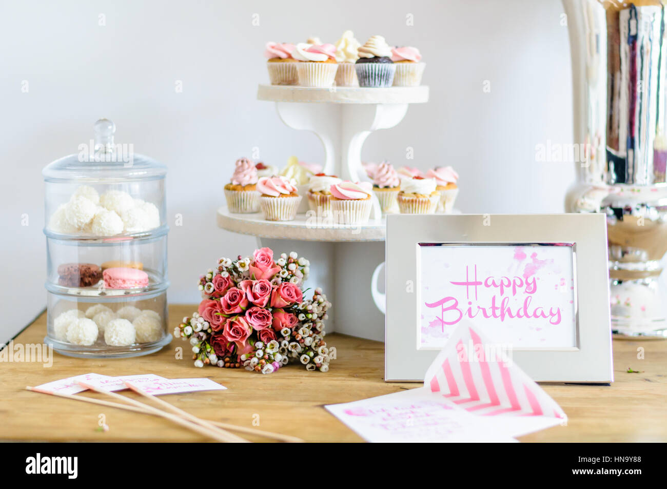 Buon compleanno biglietto di auguri con raccordo di colore bouquet di fiori e tortine Foto Stock