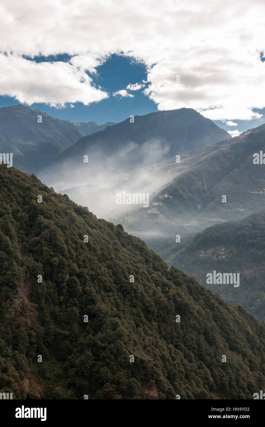 Viaggio attraverso Tawang Chu, una valle al di sotto della frontiera Indo-Tibetan in Arunachal Pradesh, India nordorientale Foto Stock