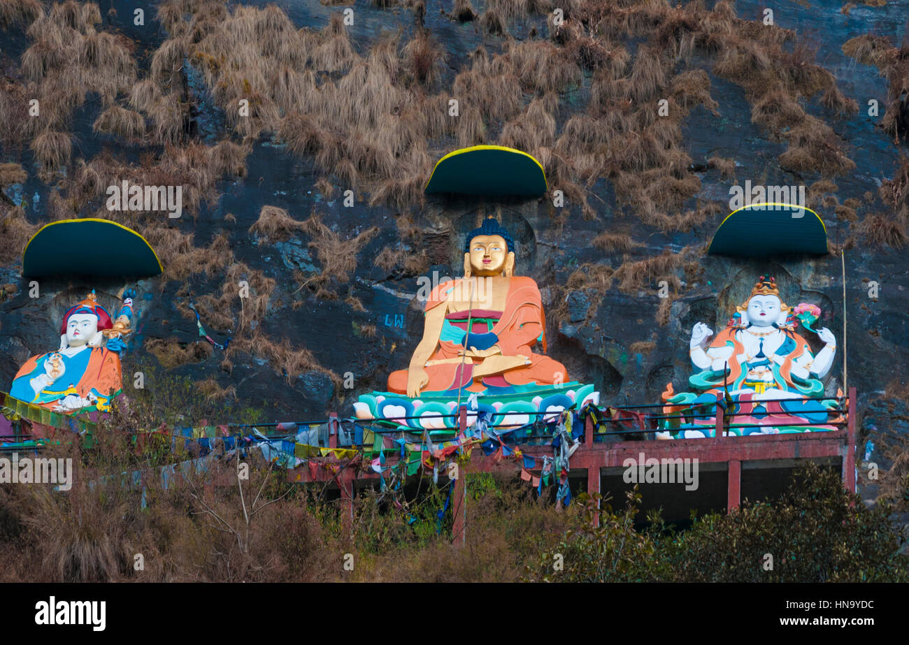 Le immagini del Buddha sui fianchi del Tawang Chu, una valle al di sotto della frontiera Indo-Tibetan in Arunachal Pradesh, India nordorientale Foto Stock
