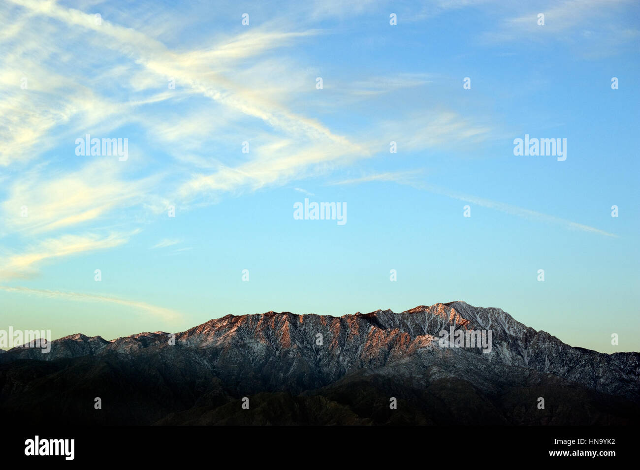 Le montagne con la neve all'alba vicino a Palm Springs, California Foto Stock