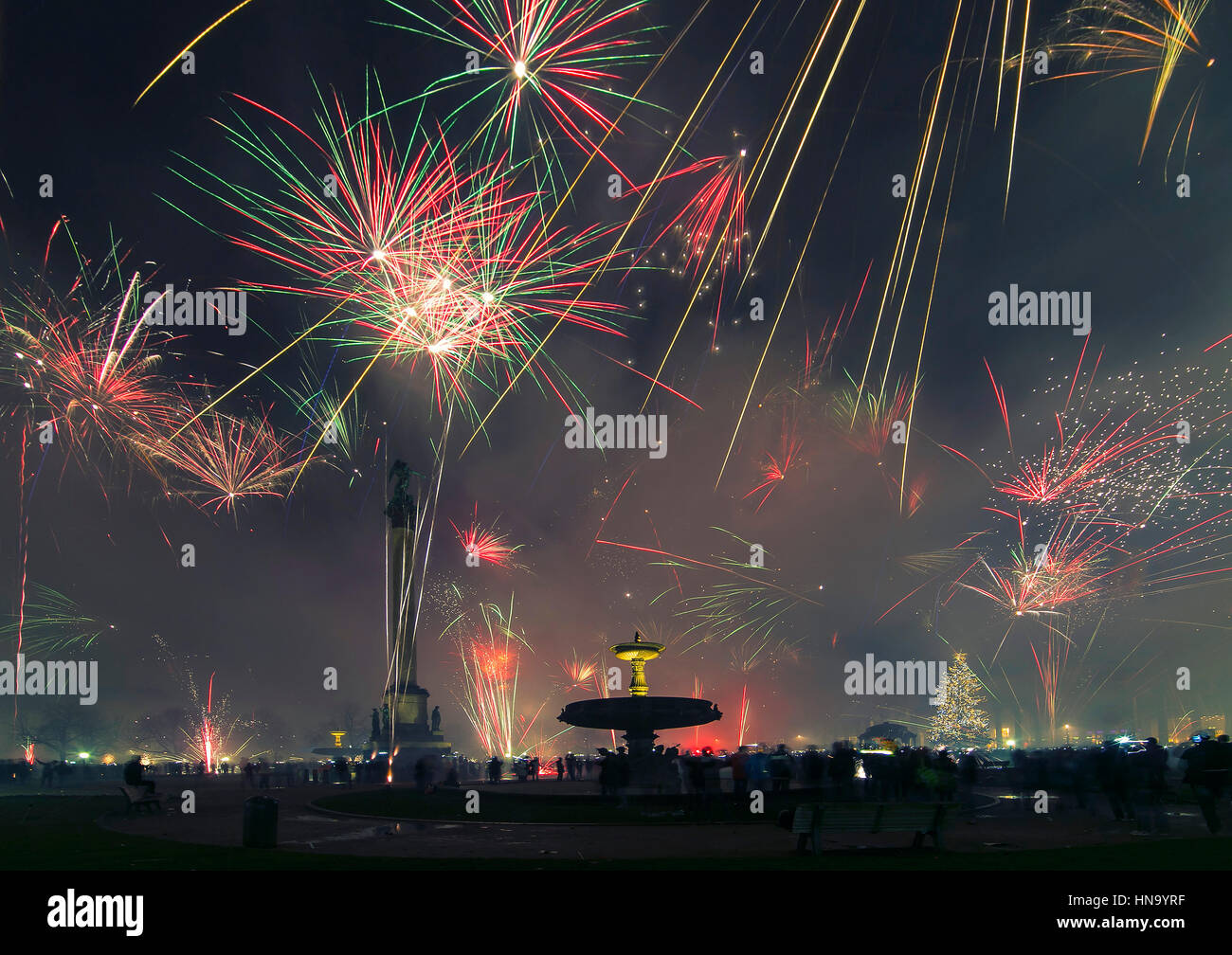 Fuochi d'artificio, giro dell'anno, Schlossplatz Stuttgart, Baden-Württemberg, Germania Foto Stock