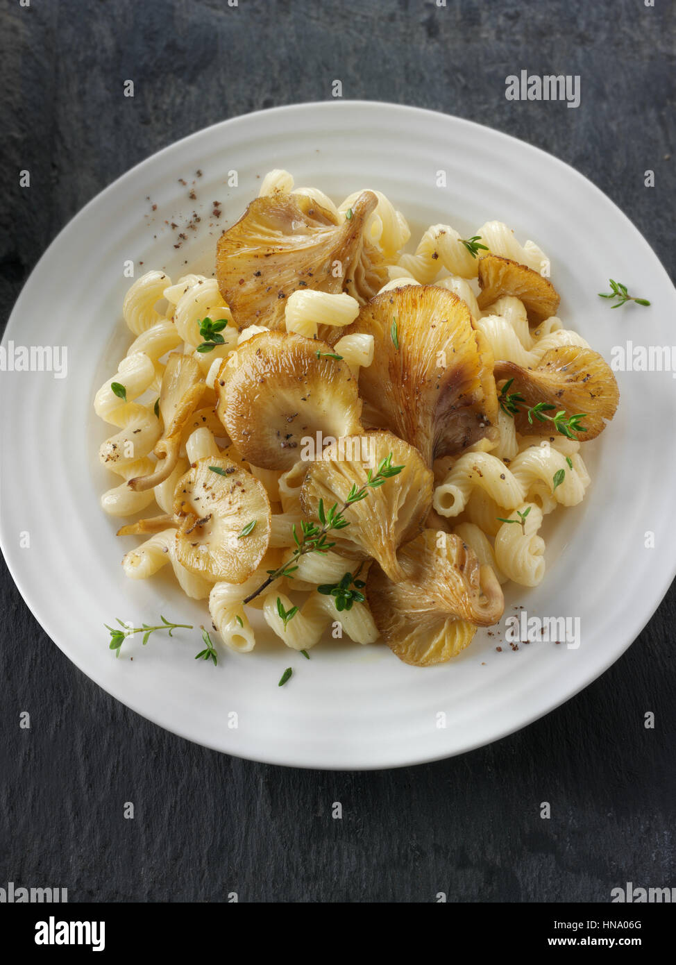 Giallo saltato funghi orecchioni con pasta cavatappi Foto Stock