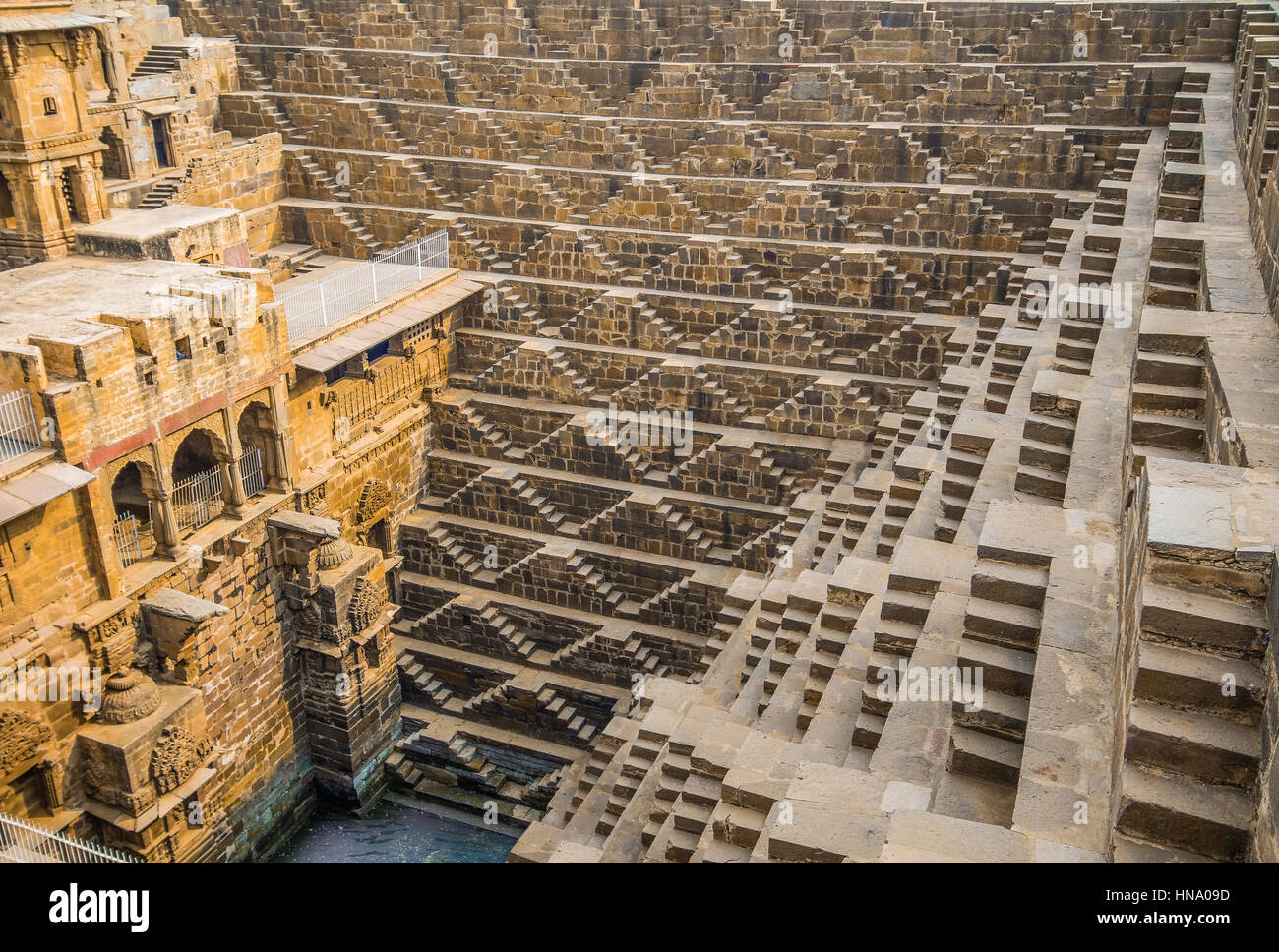 Il Chand Baori Stepwell nel villaggio di Rajasthani di Abhaneri, India del Nord. Foto Stock