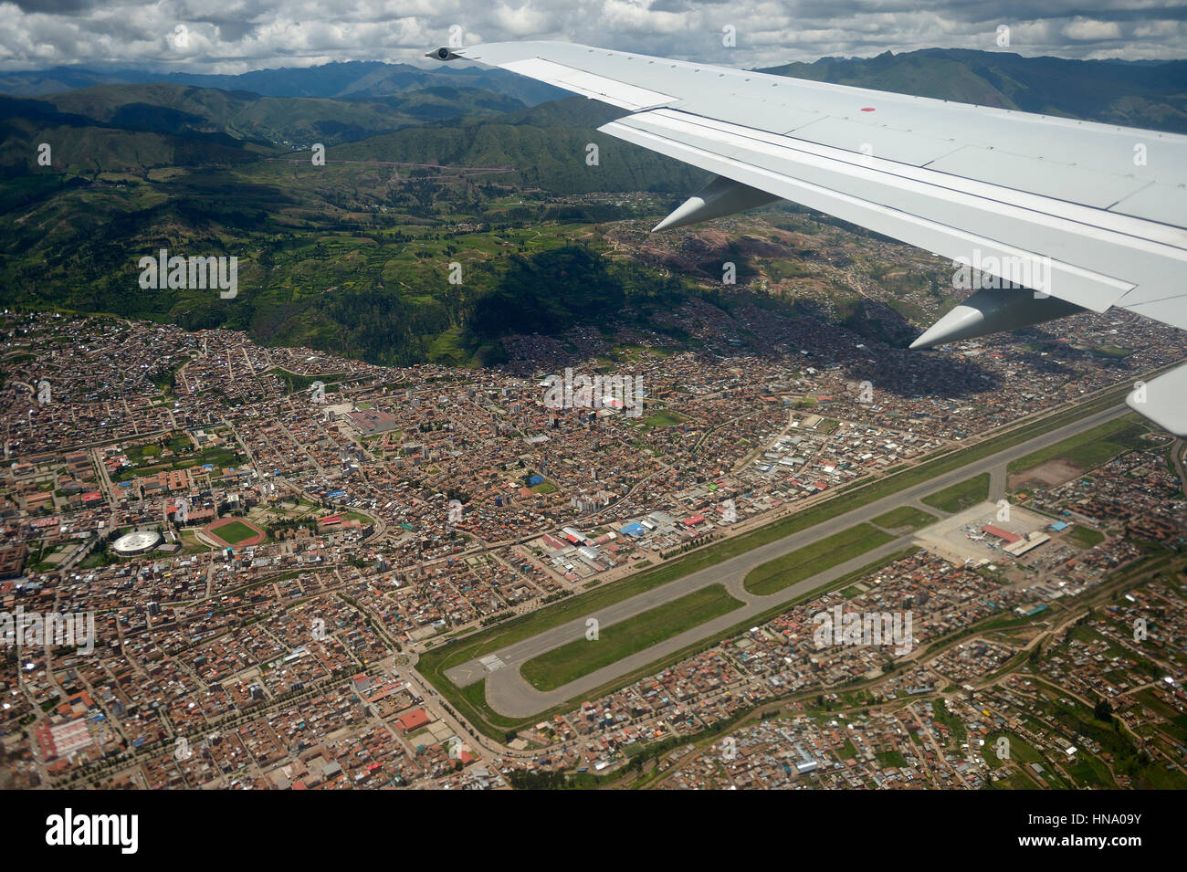 Paesaggio con Ande da aerei di atterraggio all'Aeroporto Aeropuerto Alejandro Velasco Astete, Provincia di Cusco, Perù Foto Stock