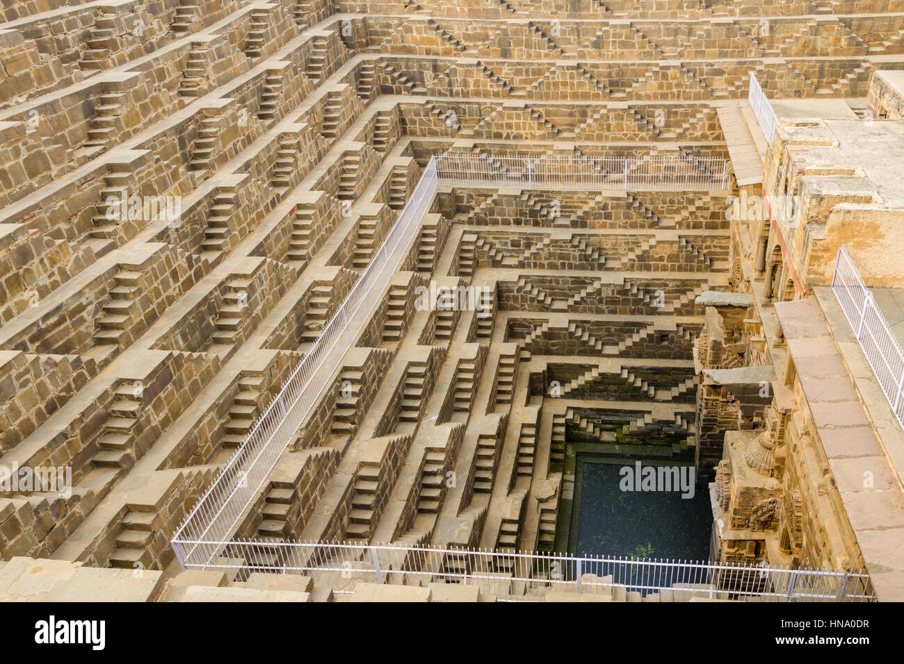 Il Chand Baori Stepwell nel villaggio di Rajasthani di Abhaneri, India del Nord. Foto Stock