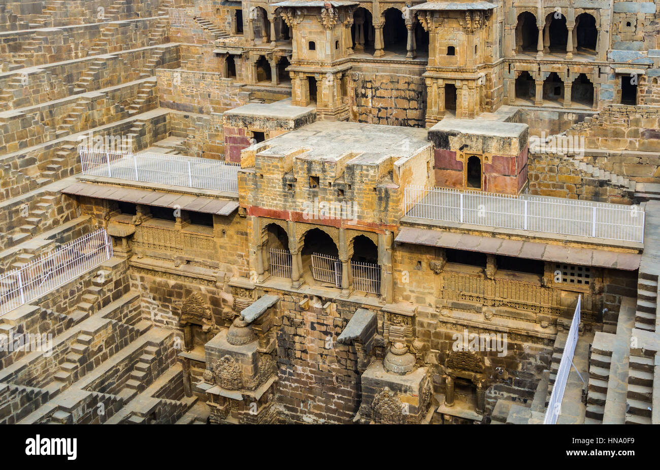 Il Chand Baori Stepwell nel villaggio di Rajasthani di Abhaneri, India del Nord. Foto Stock