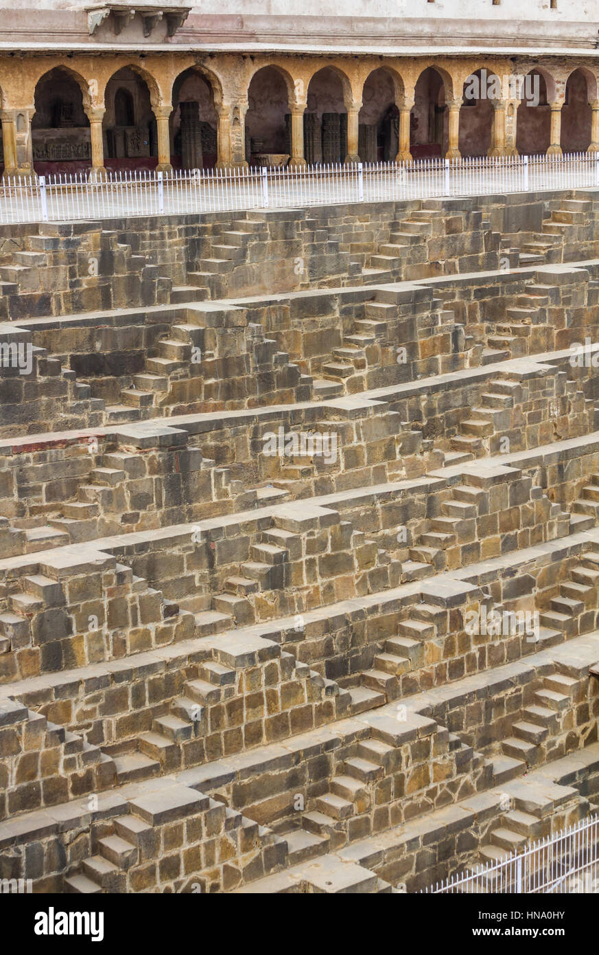Le fasi di Chand Baori Stepwell in Abhaneri, Rajasthan, India. Foto Stock