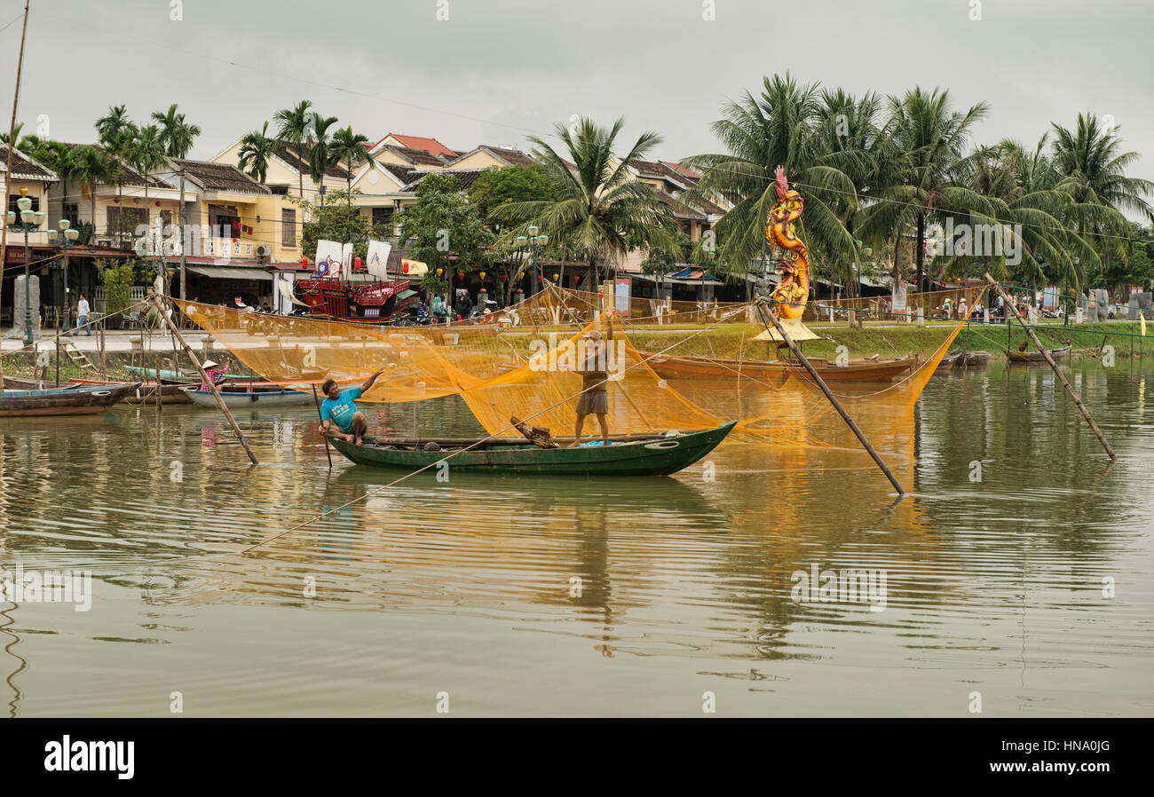 La pesca tradizionale net sul fiume Thu Bon, Hoi An, Vietnam Foto Stock