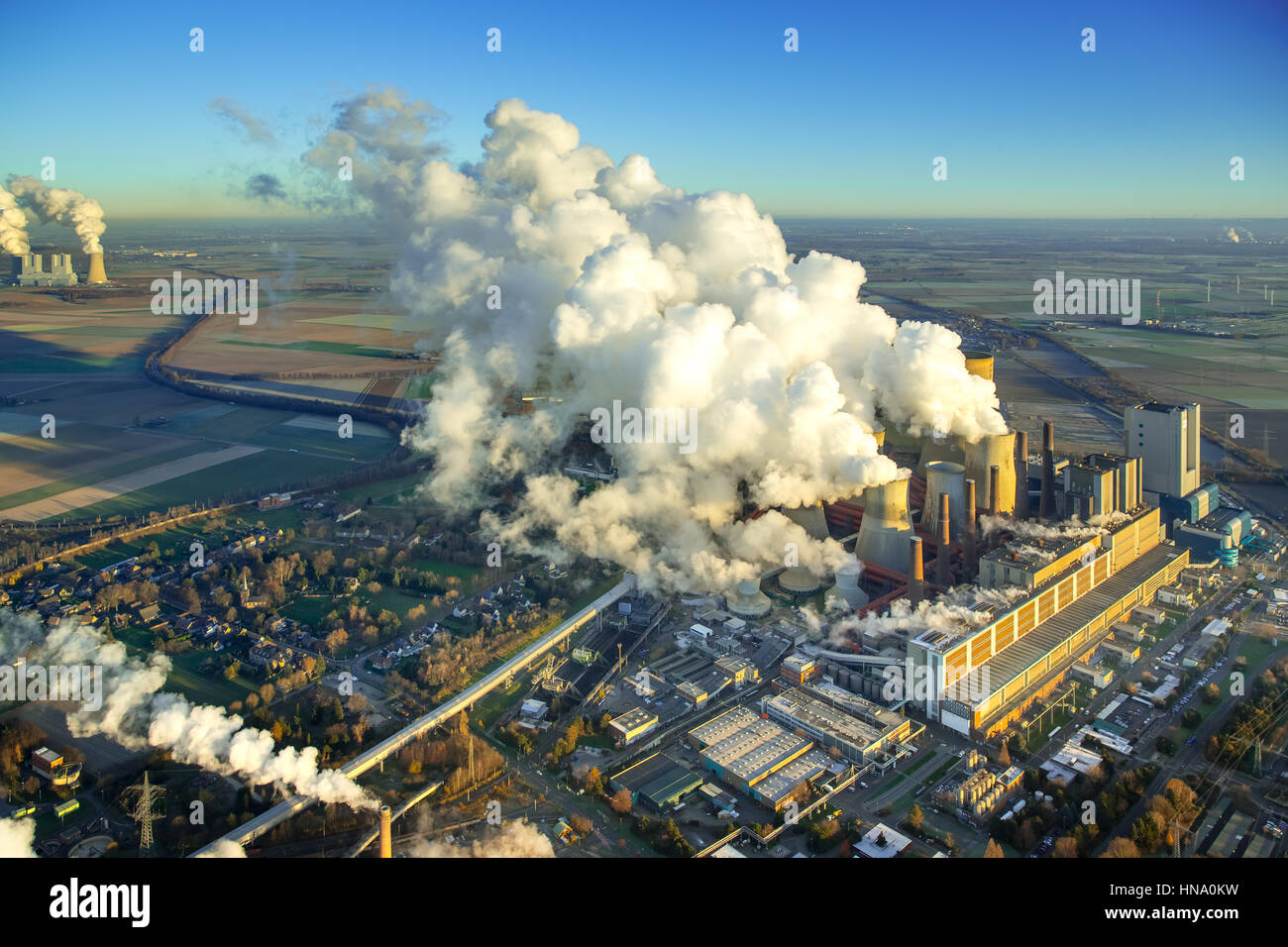 Neurath Power Plant, esistente impianto di alimentazione isolati da A ad E E RWE lignite Power Plant, Grevenbroich, Bergheim, Renania Foto Stock