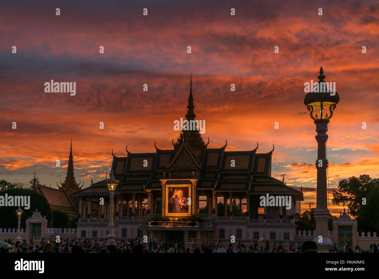 Moonlight Pavilion del Royal Palace con il ritratto del re Norodom Sihanouk, tramonto, crepuscolo, Phnom Penh Provincia, Cambogia Foto Stock