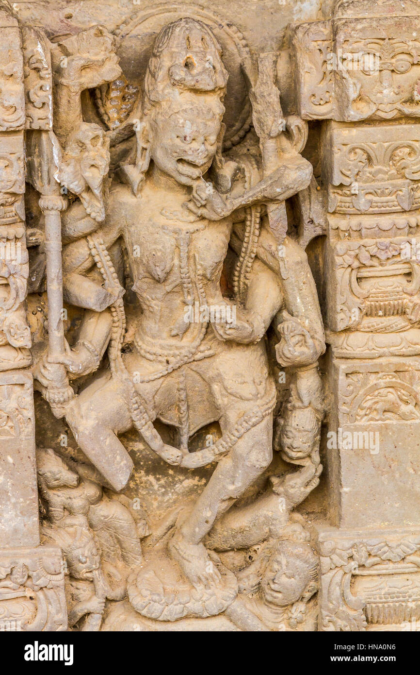 Un intaglio usurato della dea Indù Kali a Chand Baori Stepwell a Abhaneri, Rajasthan, India. Foto Stock