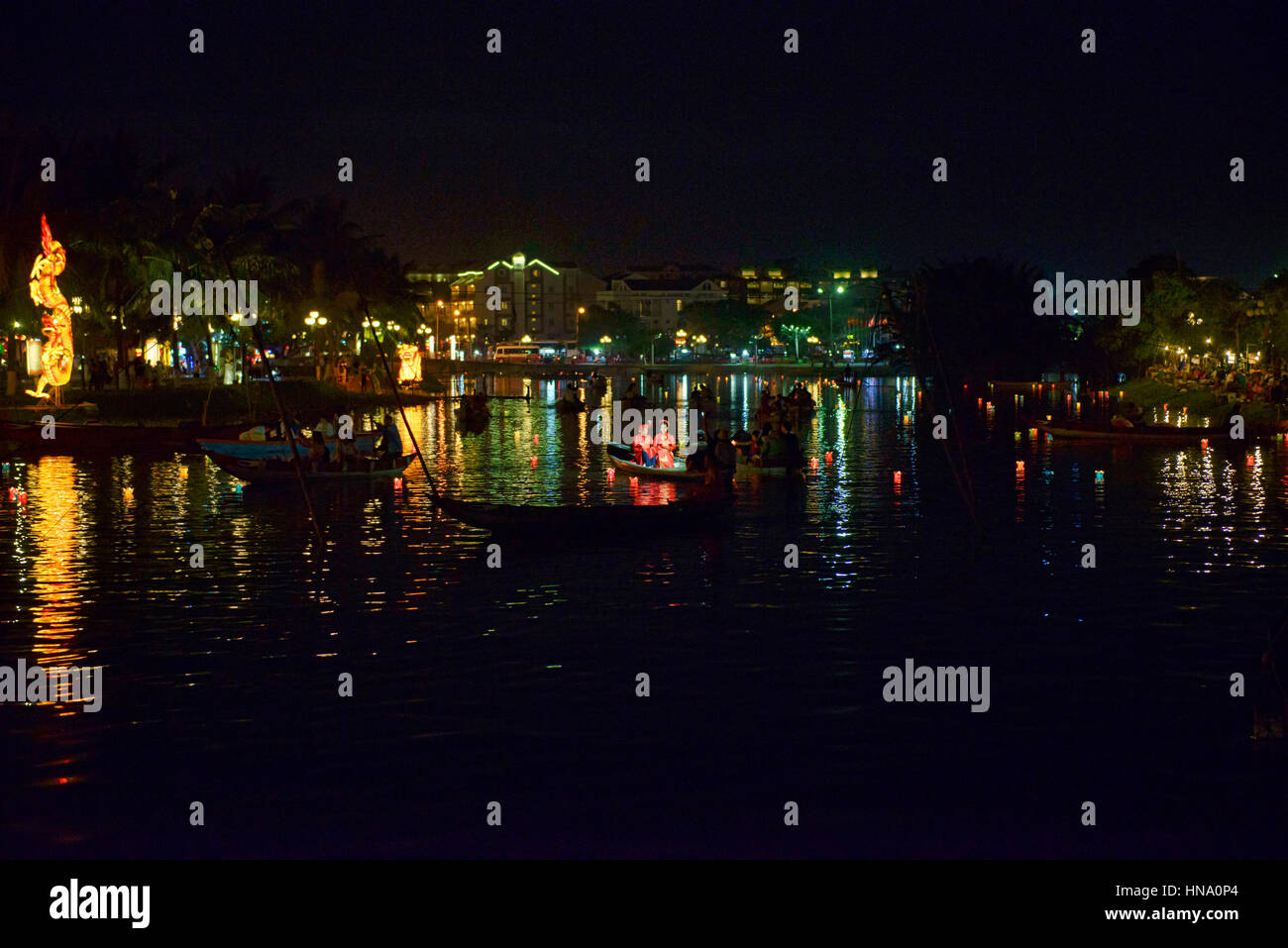 Candele galleggianti sul fiume Thu Bon durante la luna piena festival, Hoi  An, Vietnam Foto stock - Alamy