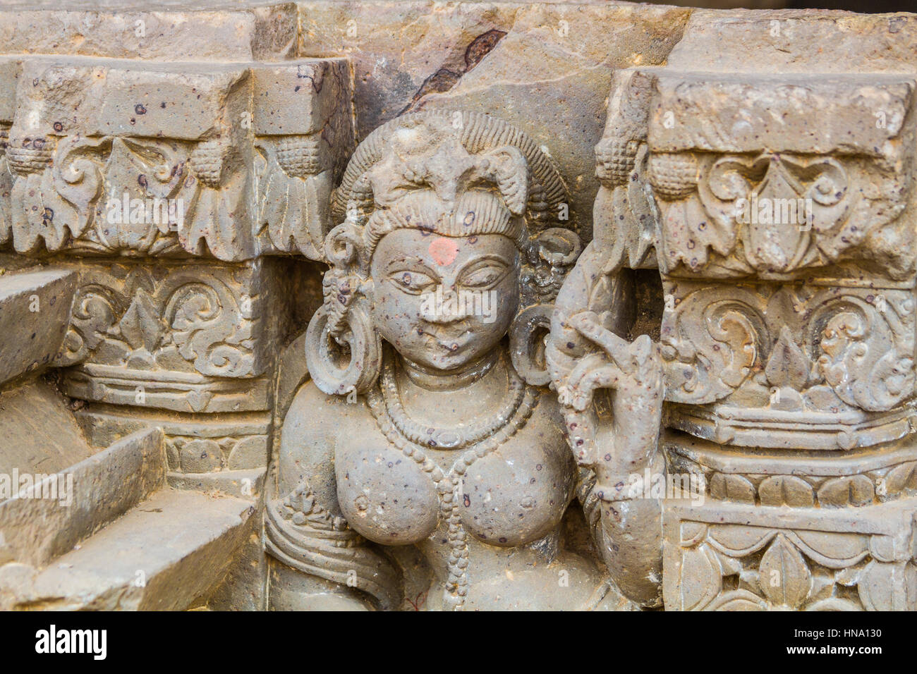 Un intaglio di un Apsara (ninfa celeste) al Chand Baori stepwell in Abhaneri, Rajasthan, India. Foto Stock