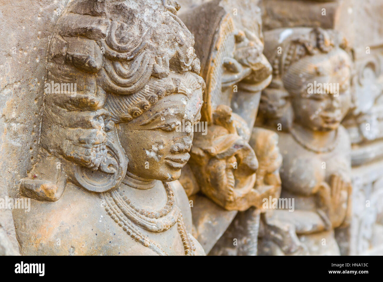 La rottura di una scultura della dea Durga all'Chand Baori stepwell in Abhaneri, Rajasthan, India del Nord. Foto Stock