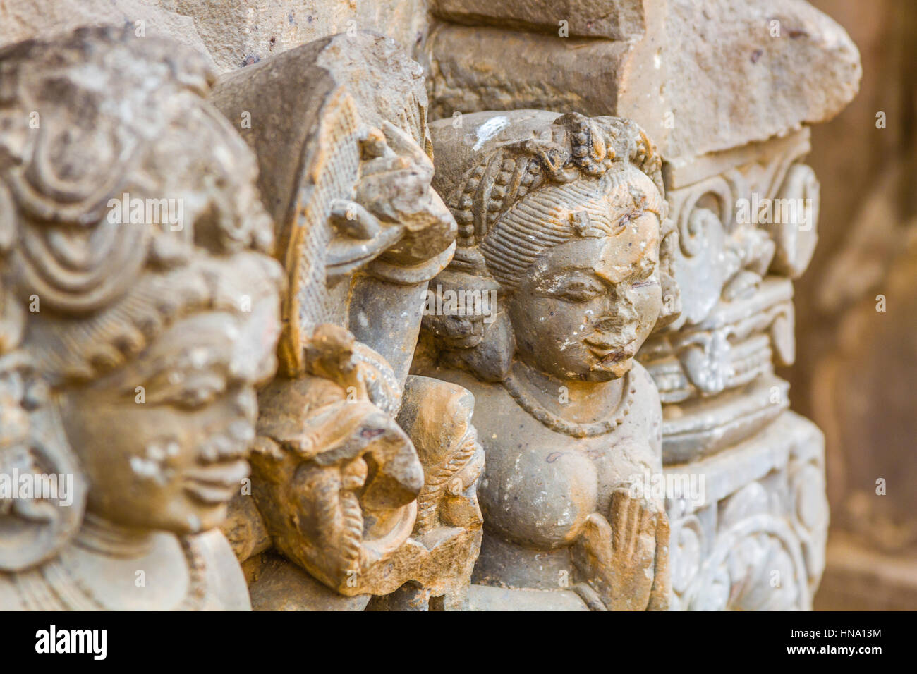 La rottura di una scultura della dea Durga all'Chand Baori stepwell in Abhaneri, Rajasthan, India del Nord. Foto Stock