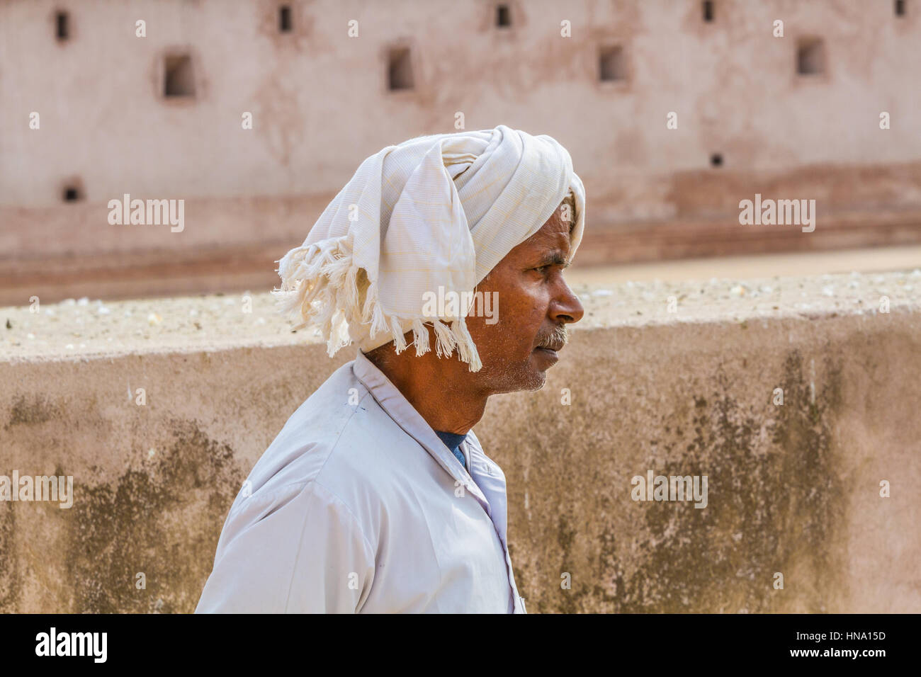 Abhaneri, India, 21 Gennaio 2017 - Un uomo vecchio al Chand Baori stepwell in Abhaneri, Rajasthan, India. Foto Stock