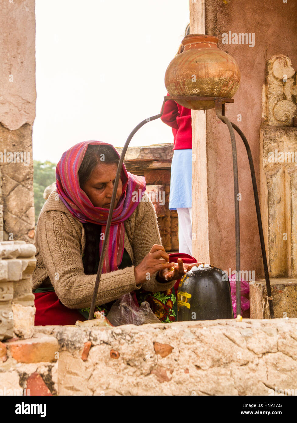 Abhaneri, India, 21 Gennaio 2017 - Una donna Indù adorare un Shiva Lingam al Harshat Mata Temple di Abhaneri, Rajasthan, India. Foto Stock