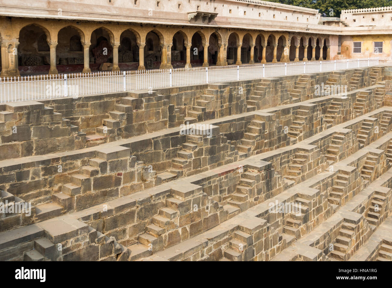 Le fasi di Chand Baori Stepwell in Abhaneri, Rajasthan, India. Foto Stock