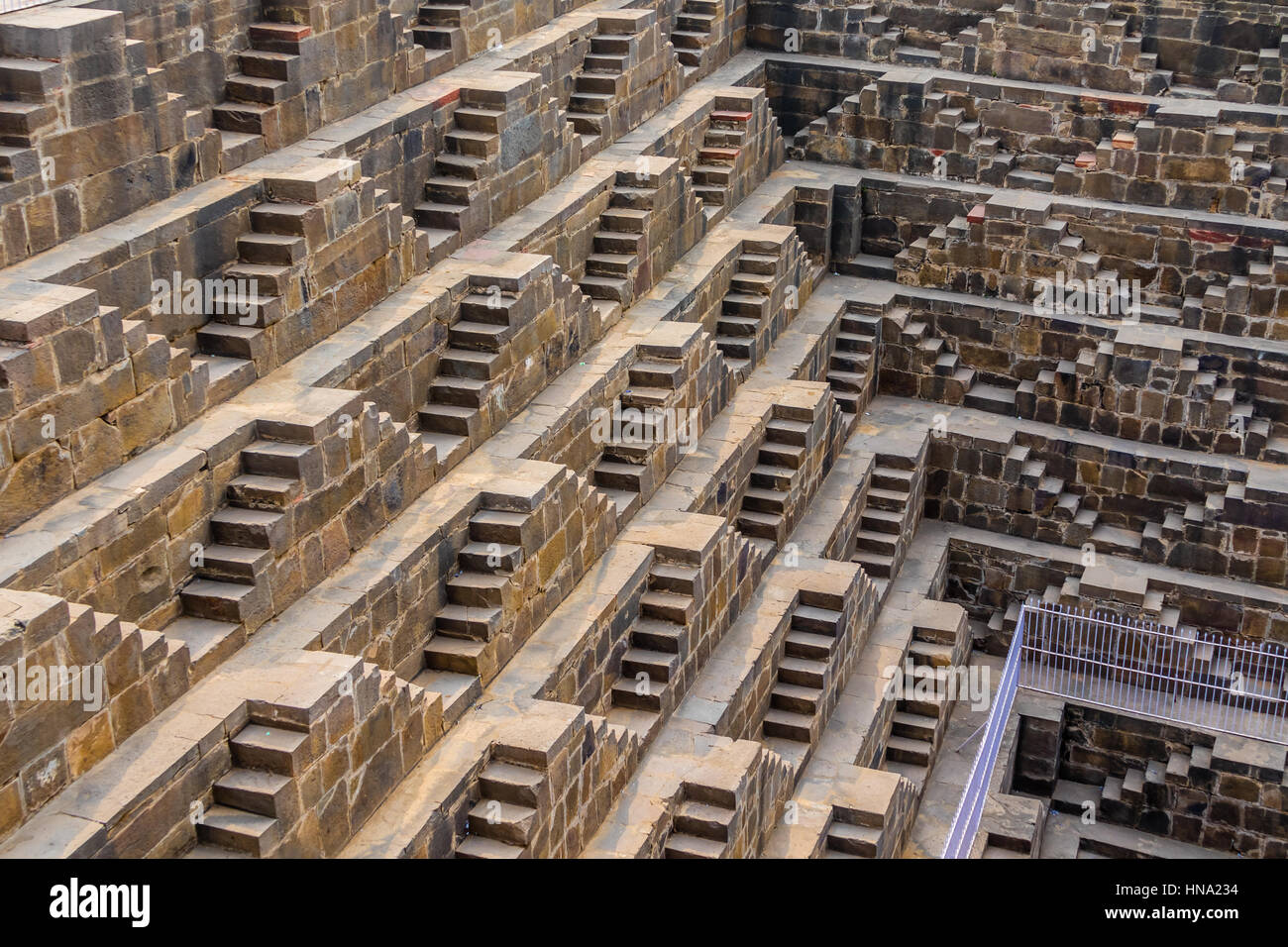 Le fasi di Chand Baori Stepwell in Abhaneri, Rajasthan, India. Foto Stock