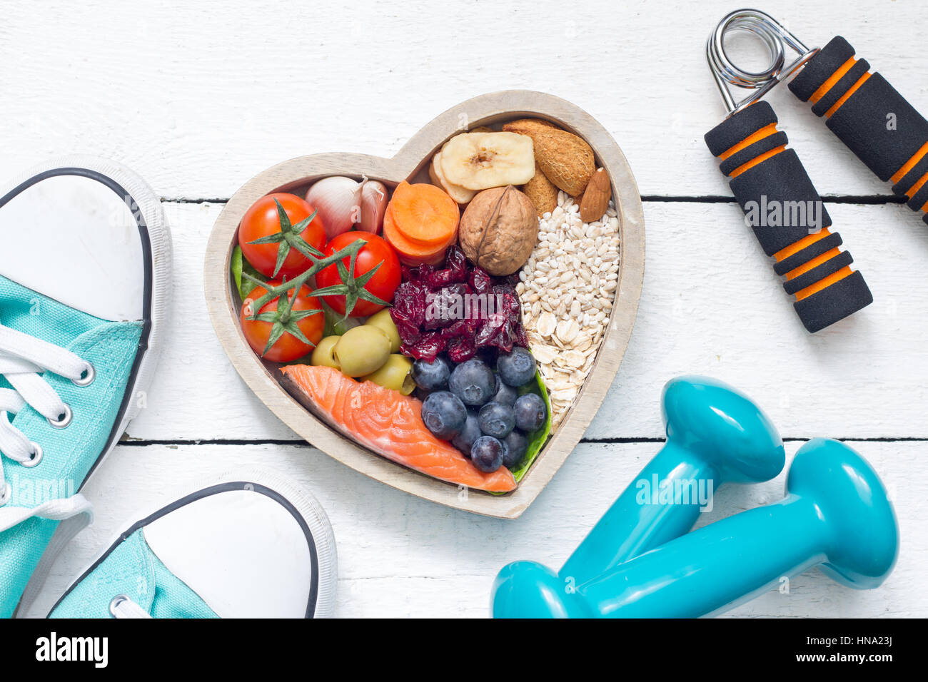 Il cibo nel cuore e manubri astratta fitness uno stile di vita sano concetto Foto Stock