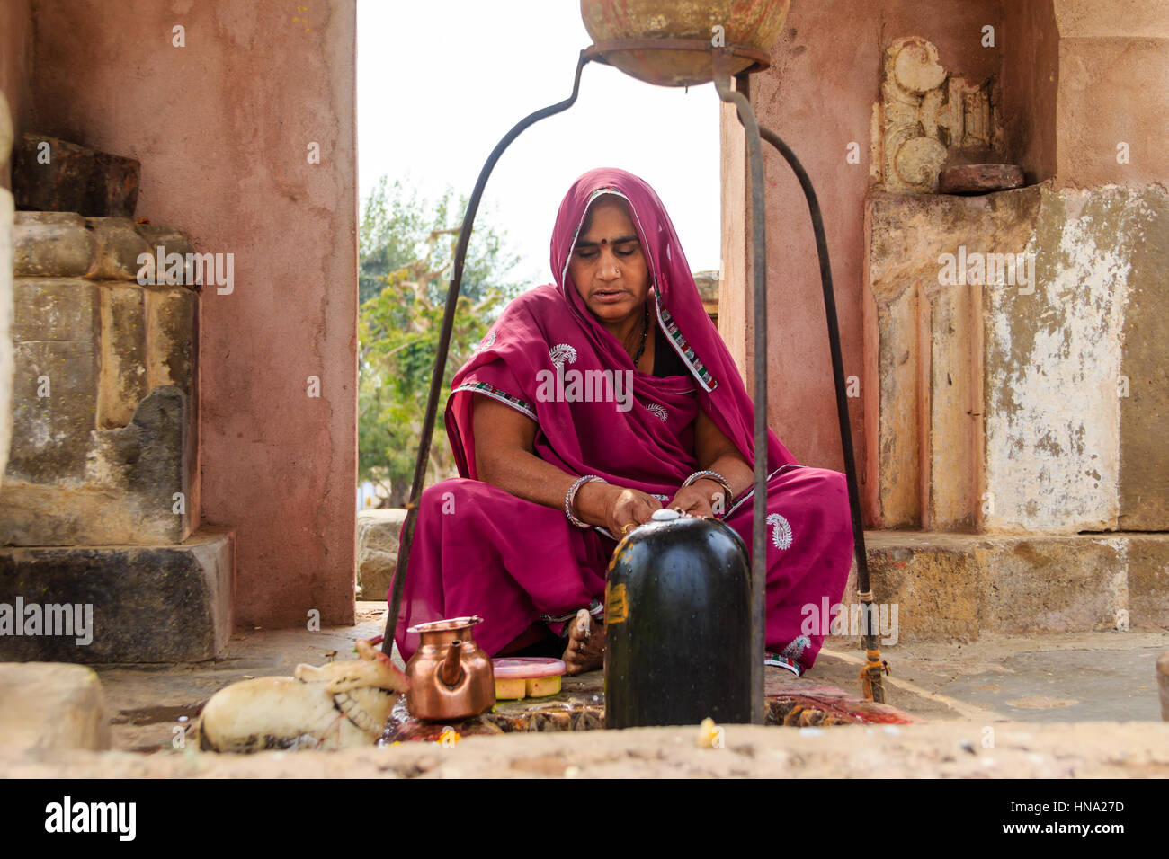 Abhaneri, India, 21 Gennaio 2017 - Una donna Indù adorare un Shiva Lingam al Harshat Mata Temple di Abhaneri, Rajasthan, India. Foto Stock