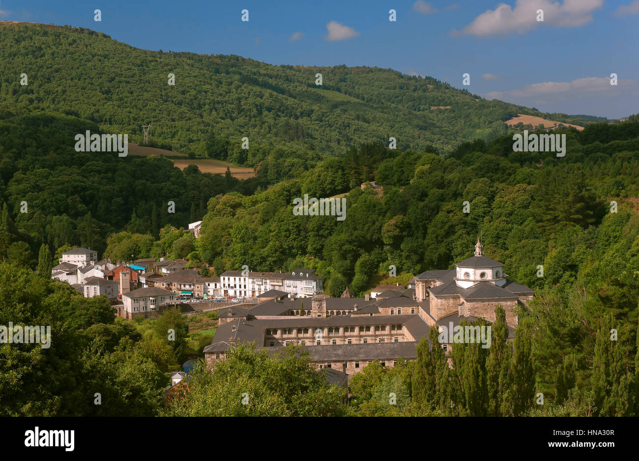 Monastero di San Giuliano e il villaggio, Samos, provincia di Lugo, regione della Galizia, Spagna, Europa Foto Stock