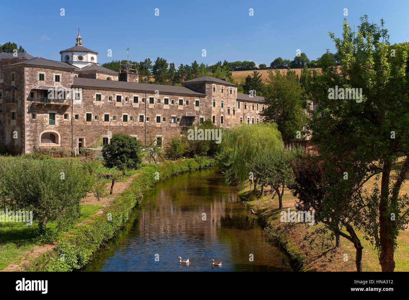 Monastero di San Giuliano (fondata nel VI secolo) e il fiume Sarria, Samos, provincia di Lugo, regione della Galizia, Spagna, Europa Foto Stock