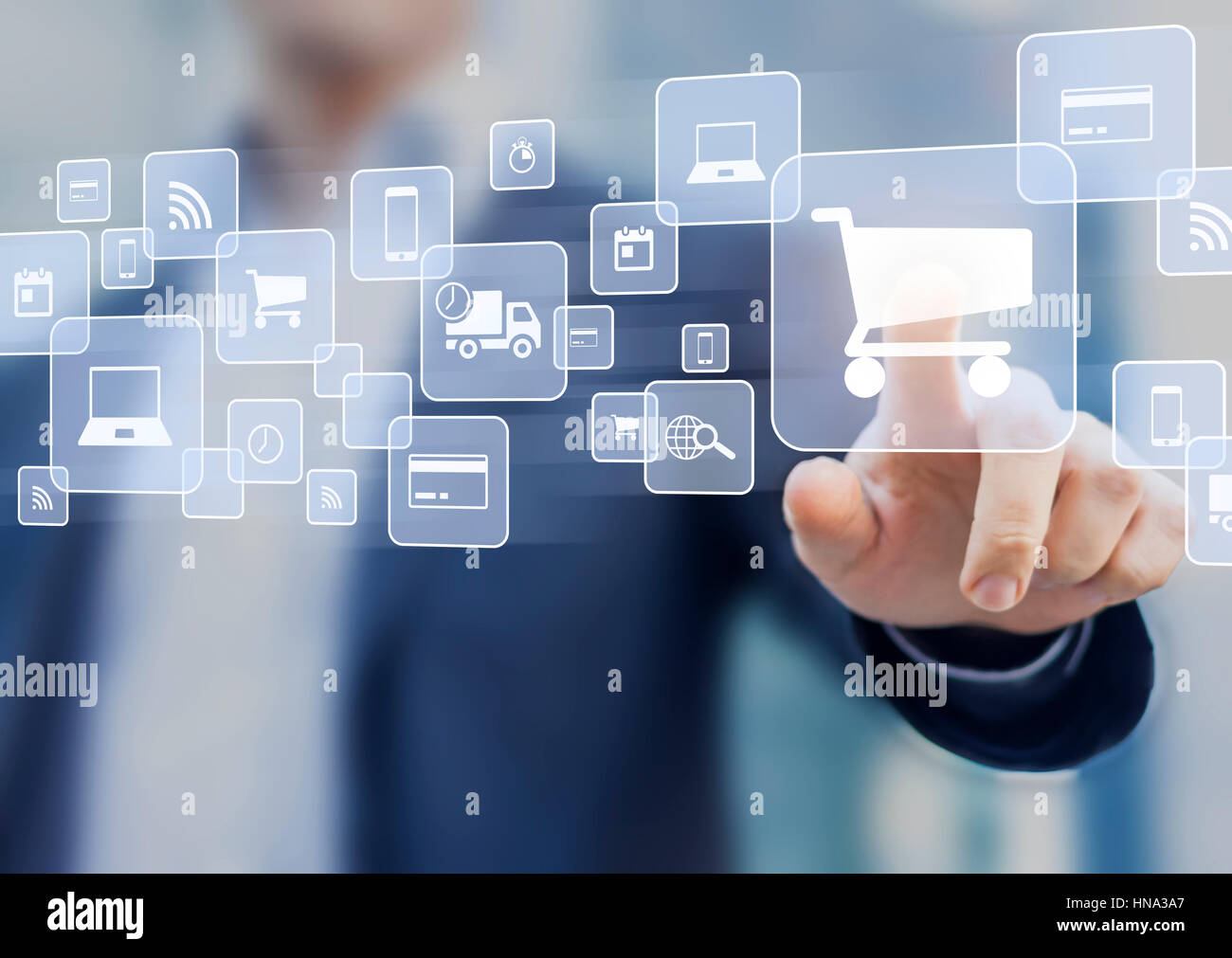 L'E-commerce concetto con una persona toccando un pulsante su una interfaccia digitale con le icone del carrello, consegna carrello e carta di credito online di simbolo Foto Stock