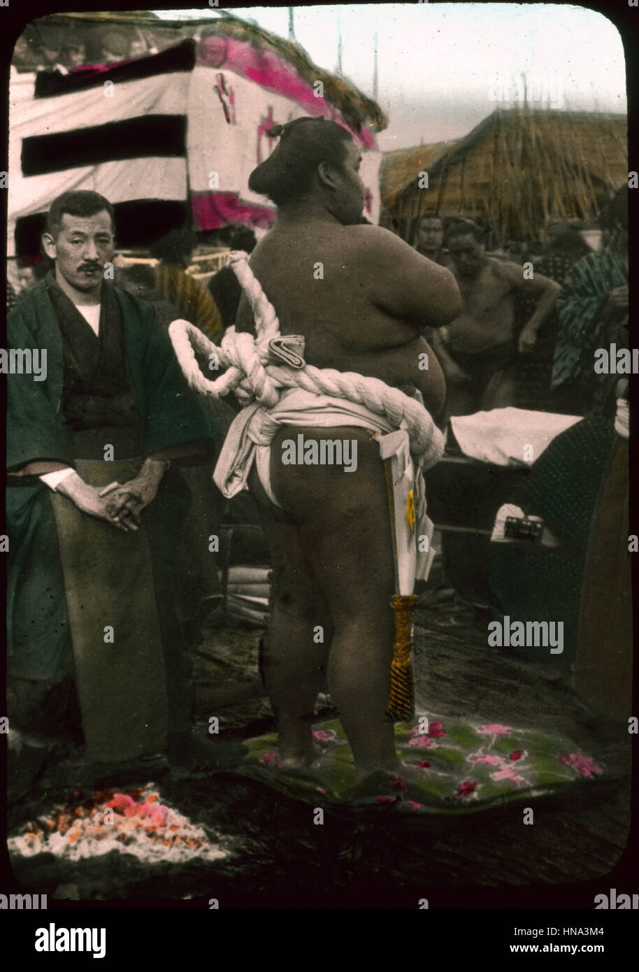 Herbert Geddes, vita in Giappone, ca. 1910 - gli uomini la preparazione per il sumo wrestling all'aperto Foto Stock