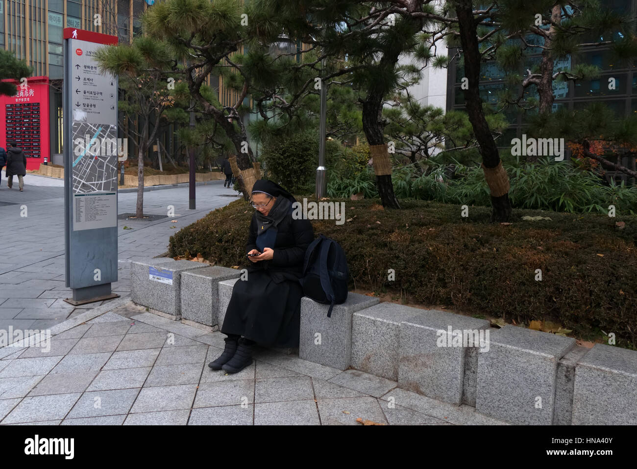 Suora cattolica texting con lo smartphone in Seoul, Corea del Sud, Asia. E-mail, internet, tecnologia, social media, telefono cellulare, telefono Foto Stock