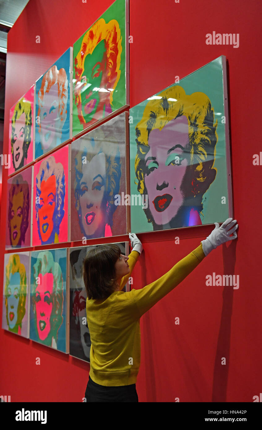 Catherine Daunt, curatore del progetto presso il British Museum, regola uno dei dieci serigrafie a colori creata 50 anni fa da Andy Warhol, che sono stati installati davanti al British Museum è imminente il sogno americano: Pop la presente esposizione, che apre al museo di Londra il 9 marzo. Foto Stock