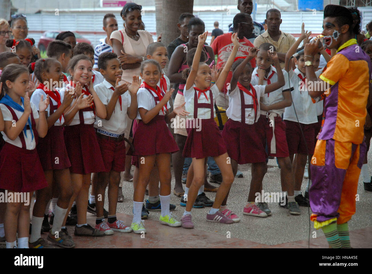 Clown divertente i giovani della scuola i bambini nel Parque Central, l'Avana, Cuba. Foto Stock