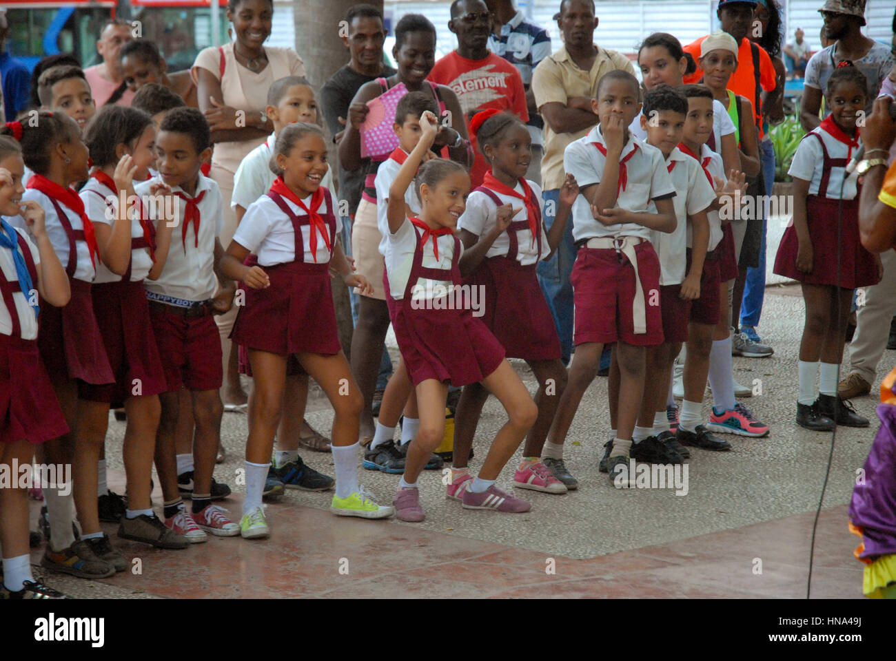 Clown divertente i giovani della scuola i bambini nel Parque Central, l'Avana, Cuba. Foto Stock
