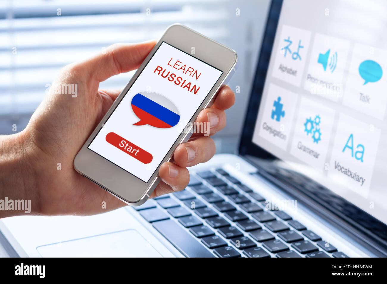 Imparare la lingua russa in linea con il concetto di una persona che mostra l'e-learning app sul telefono cellulare con la bandiera della Russia Foto Stock