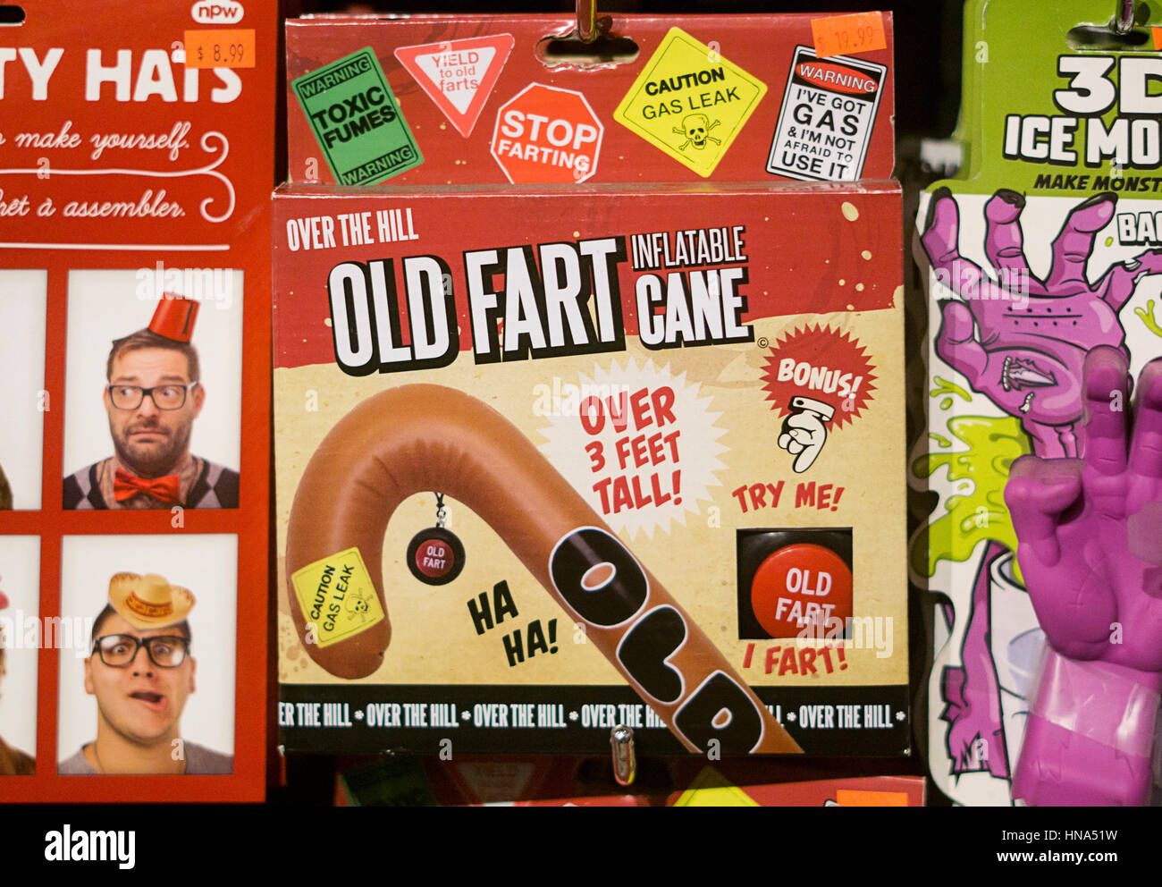 Un gonfiabile vecchio fart della canna da zucchero per la vendita con l'avventura di Halloween costume negozio nel Greenwich Village di New York City. Foto Stock