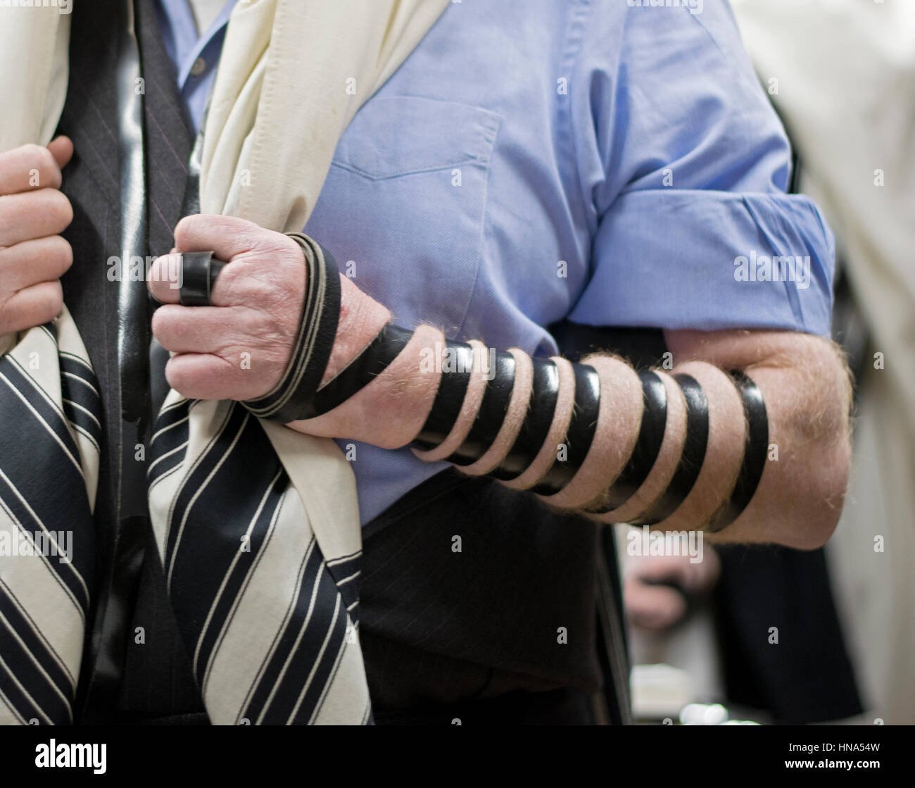 Un religioso non identificabili uomo ebraico in una sinagoga di Brooklyn in una mattina feriale servizio. Foto Stock