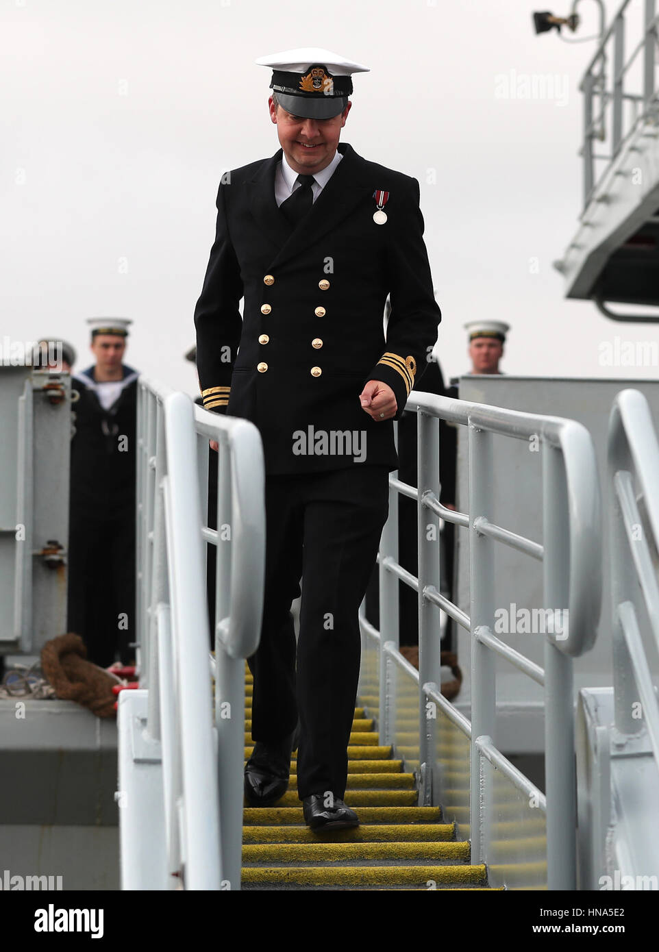 HMS Mersey comandante tenente comandante George Storton approda la nave come lei ritorna al porto di HM Base Navale di Portsmouth, dopo tredici mesi in mare. Foto Stock