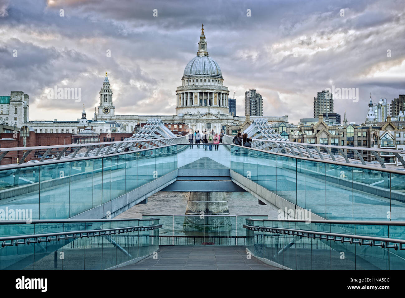 Millennium Bridge e alla Cattedrale di St Paul, Londra, Regno Unito. Foto Stock