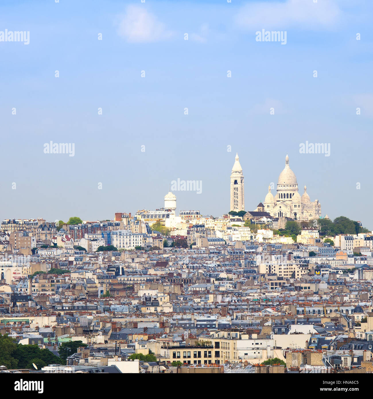Parigi, la collina di Montmartre district e il Sacre Coeur basilica chiesa. Vista dall'Arc de Triomphe. Francia, Europa Foto Stock