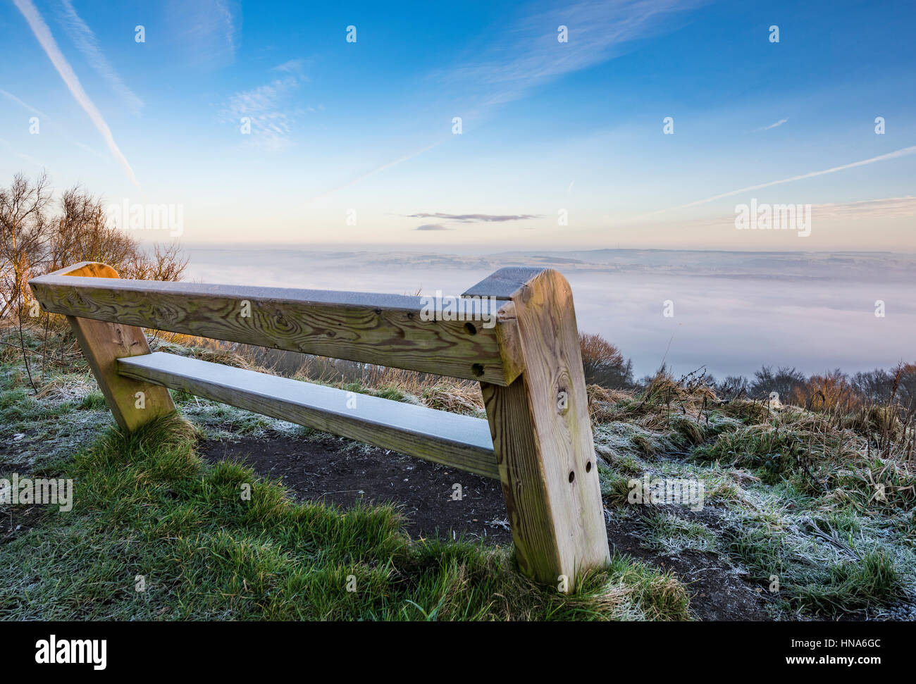 Bellissima alba ora d'oro su una mattinata nebbiosa alla sommità di Otley Chevin, West Yorkshire Foto Stock