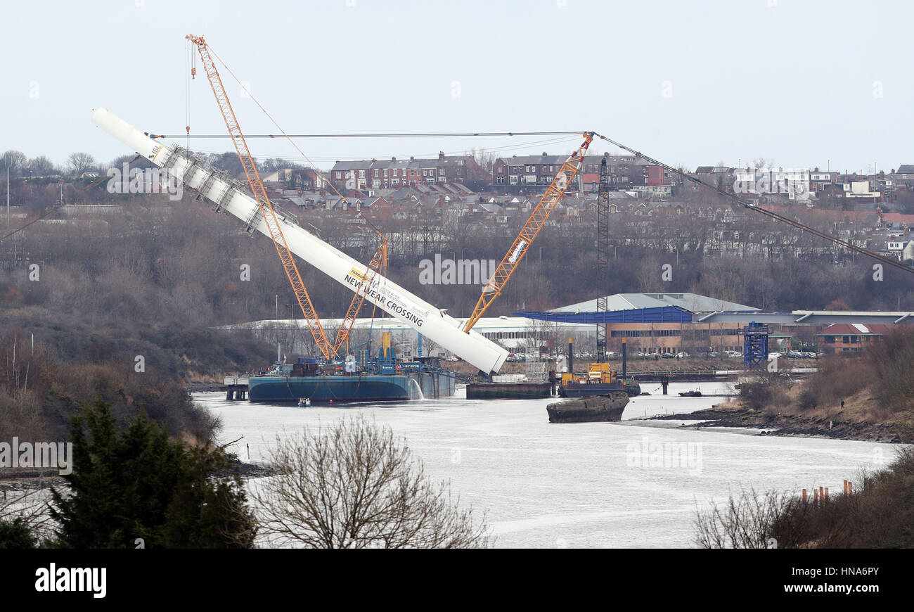 100 metri di fulcro del nuovo attraversamento di usura a Sunderland è sollevato in posizione, un passo fondamentale per la costruzione della città prima del nuovo ponte sul fiume usura per 45 anni. Foto Stock