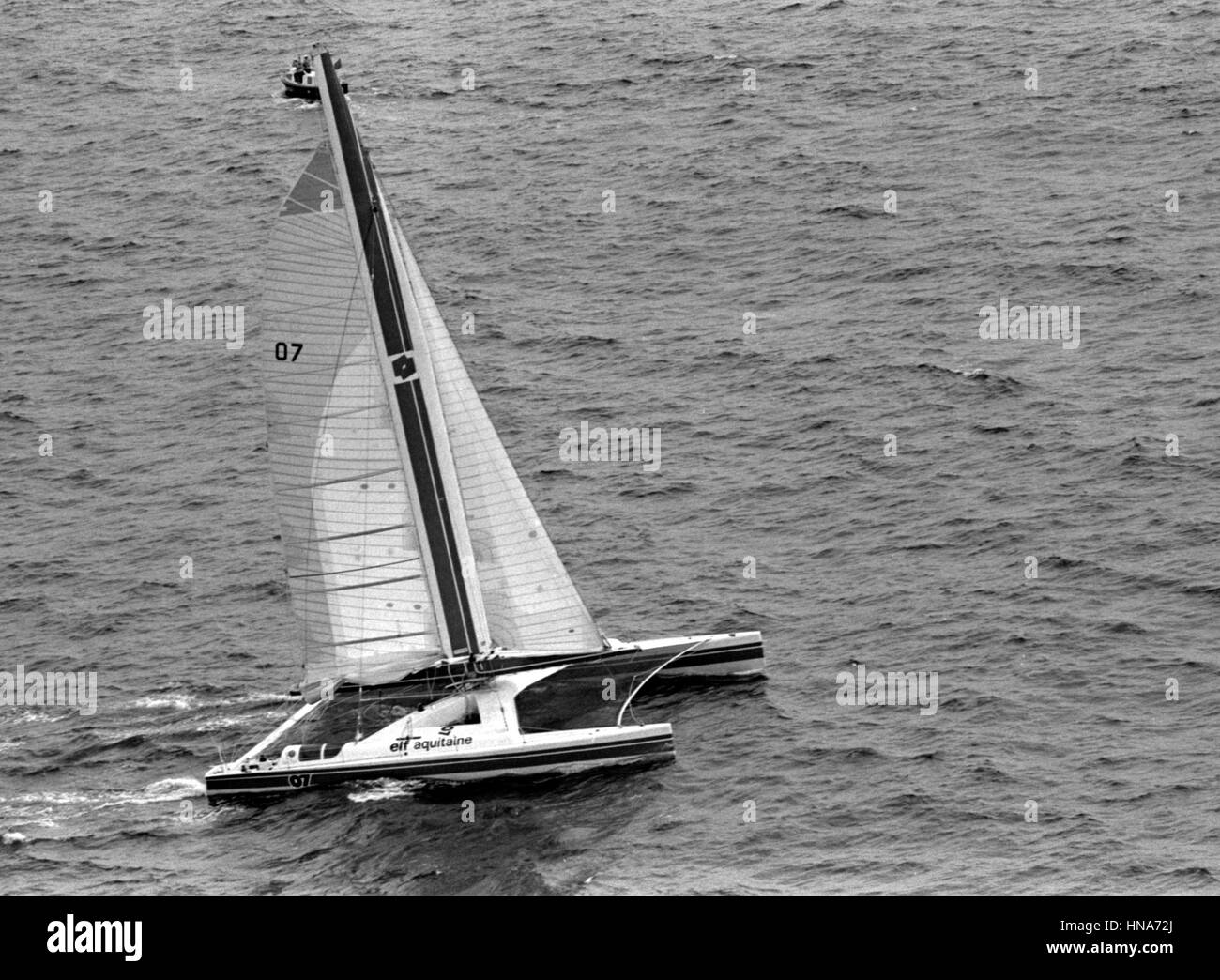 AJAXNETPHOTO. 2 giugno,1984.Plymouth in Inghilterra. -OSTAR GARA- ELF Aquitaine II skipper da Marc Pajot all'inizio. Foto:JONATHAN EASTLAND/AJAX REF:840206 2A Foto Stock