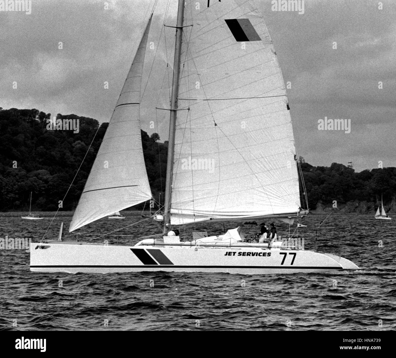 AJAXNETPHOTO. 2 giugno,1984.Plymouth in Inghilterra. -OSTAR GARA- JET SERVICES SKIPPER DA PATRICK MORVAN (FRA). YACHT forato da un tronco di albero. Foto:l'AJAX NEWS FOTO REF:840206 33 Foto Stock
